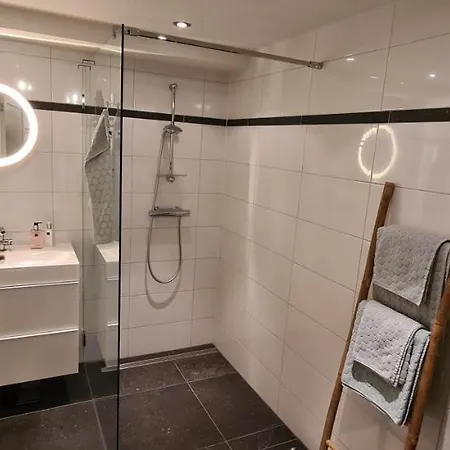 Bij Ons Naast 4*